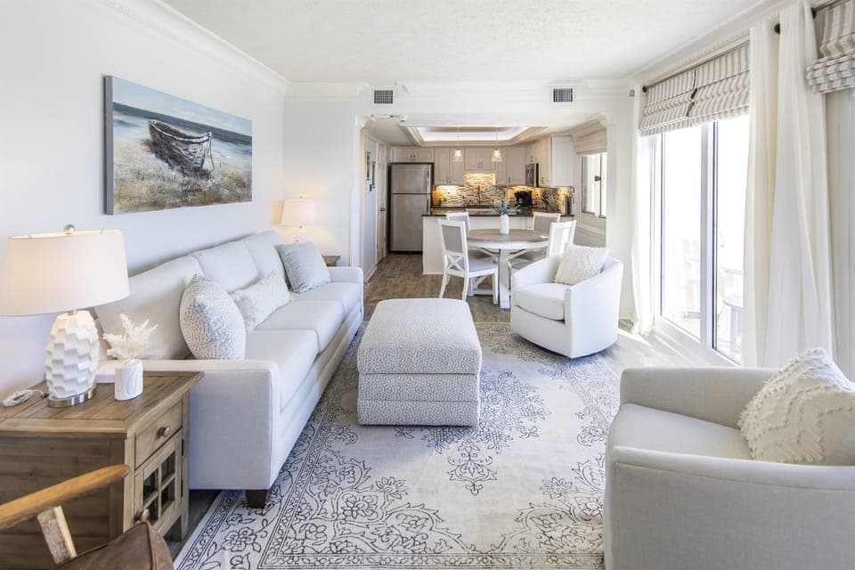 Living Room/Dining Area