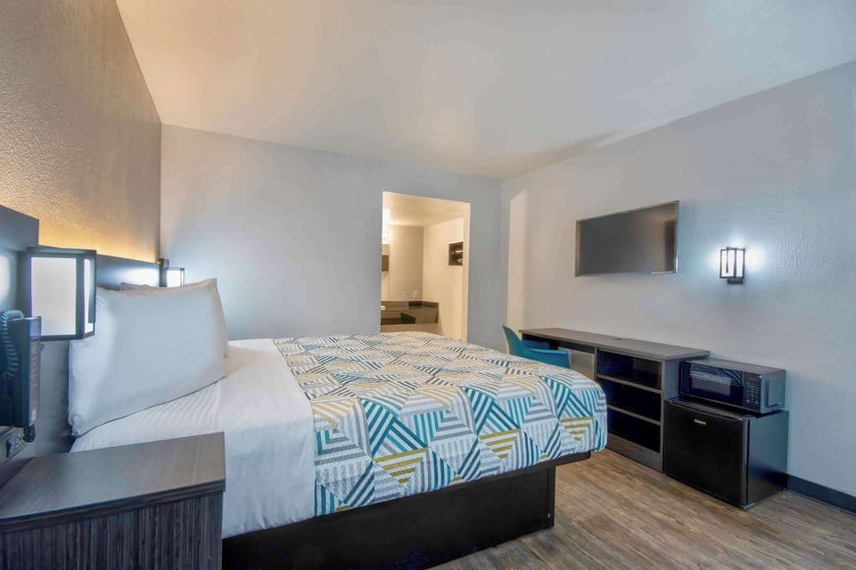 Deluxe Room, 1 King Bed, Non Smoking, Refrigerator & Microwave | Free WiFi, bed sheets