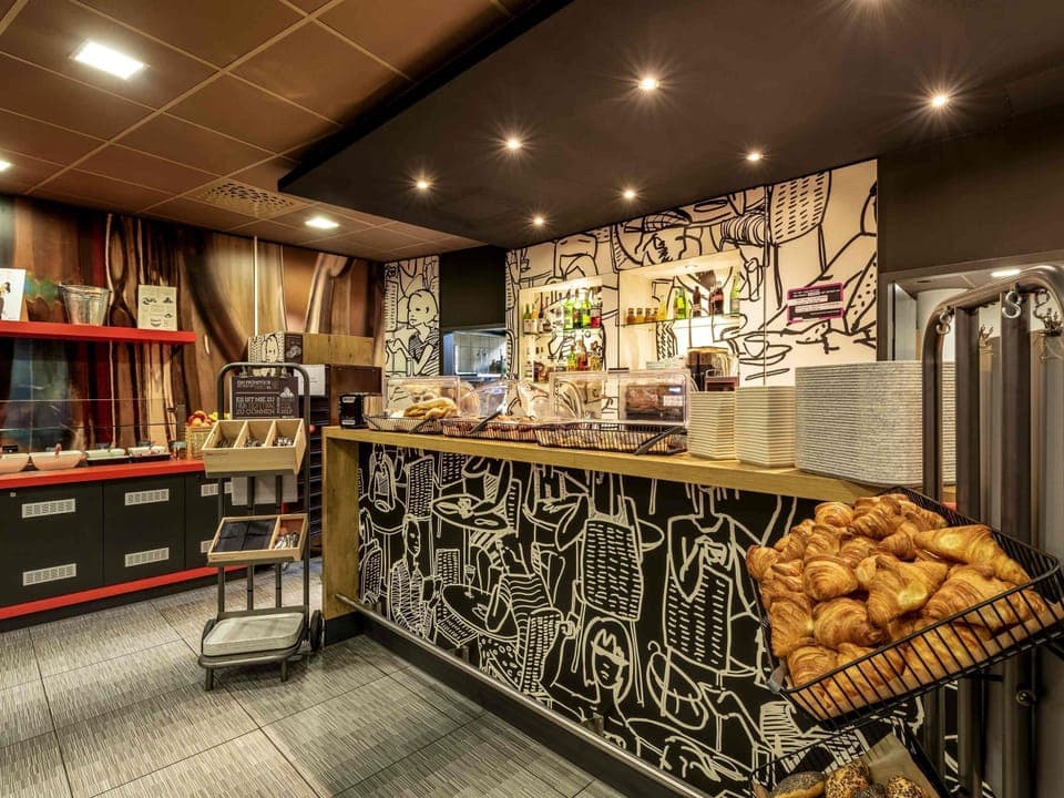 Daily buffet breakfast (CHF 19 per person)