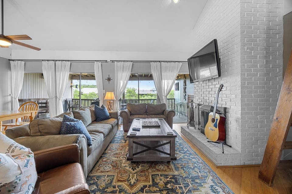 Living area with seating for 6 on the main floor.