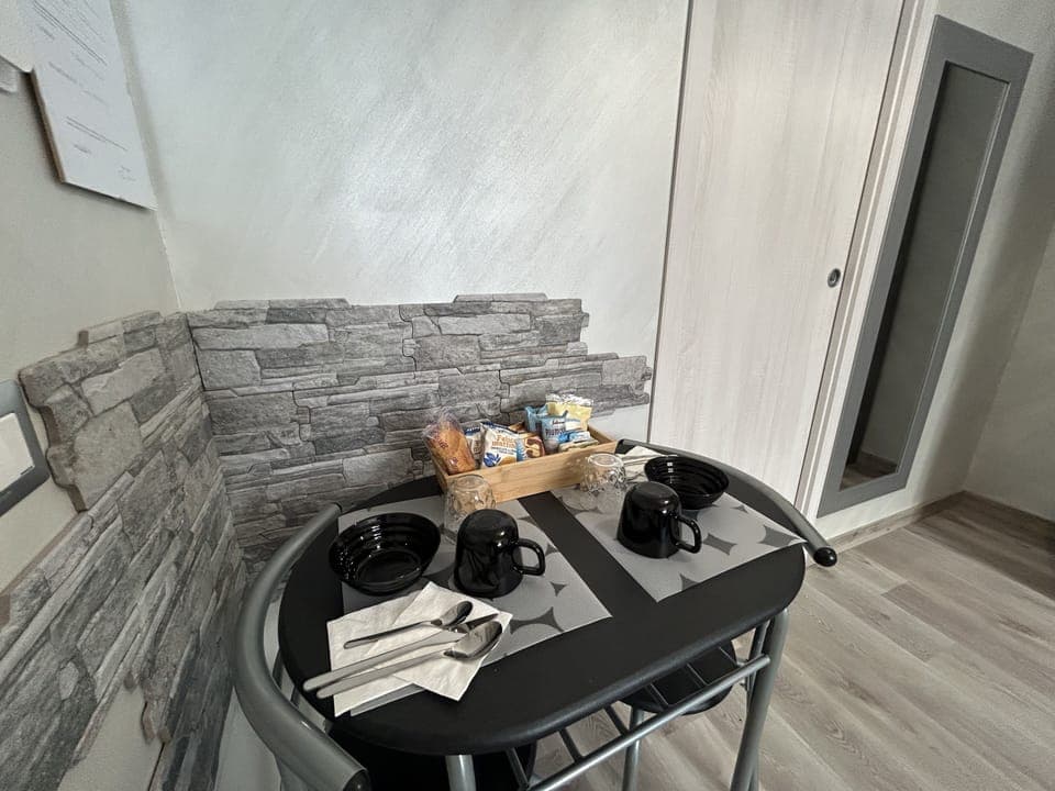 Camera Classic Stone Room | Hypo-allergenic bedding, desk, laptop workspace, free WiFi