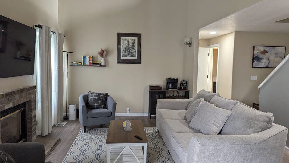 Luxe living room with TV, coffee bar, cozy couch, Vinlyl player and cozy couch