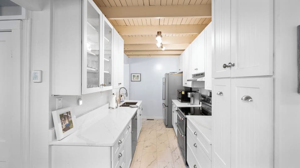 Kitchen with Miele dishawaher 