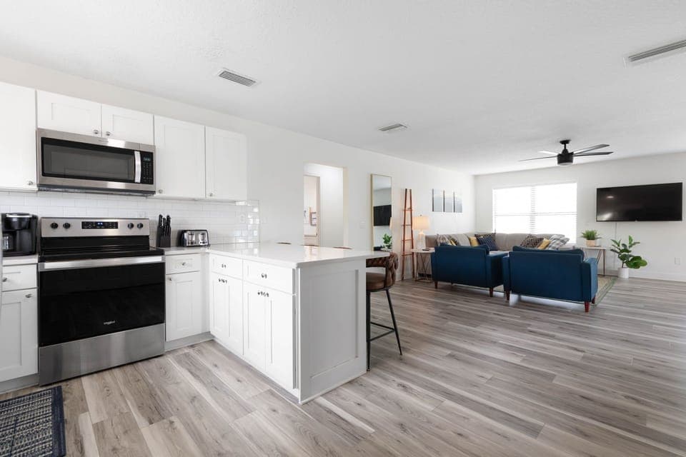 This open, airy retreat brings everyone together, from pancake breakfasts at the island to movie nights on the sofa after a sun-filled day. With room to spread out and reconnect, it is where easy coastal moments turn into the family memories you keep.