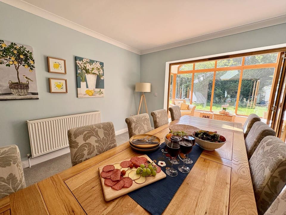 Treetops, Colehill, Wimborne: The view through to the sun room