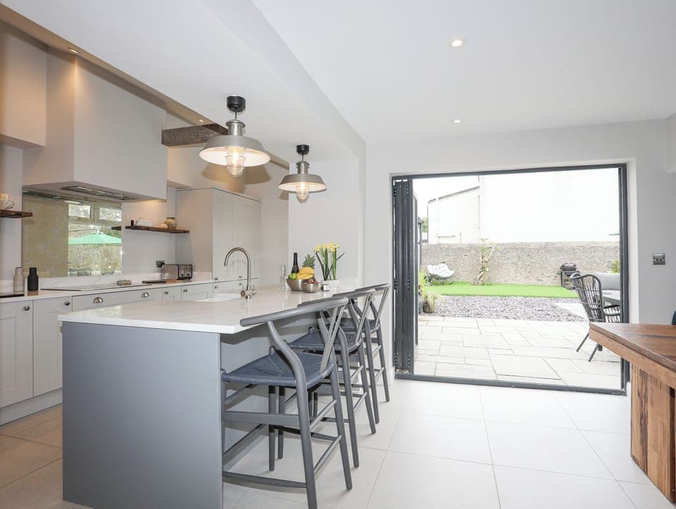 Cottage | Private kitchen | Fridge, dishwasher, electric kettle, toaster