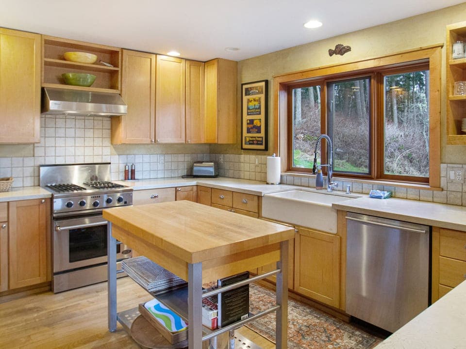 Full gourmet kitchen