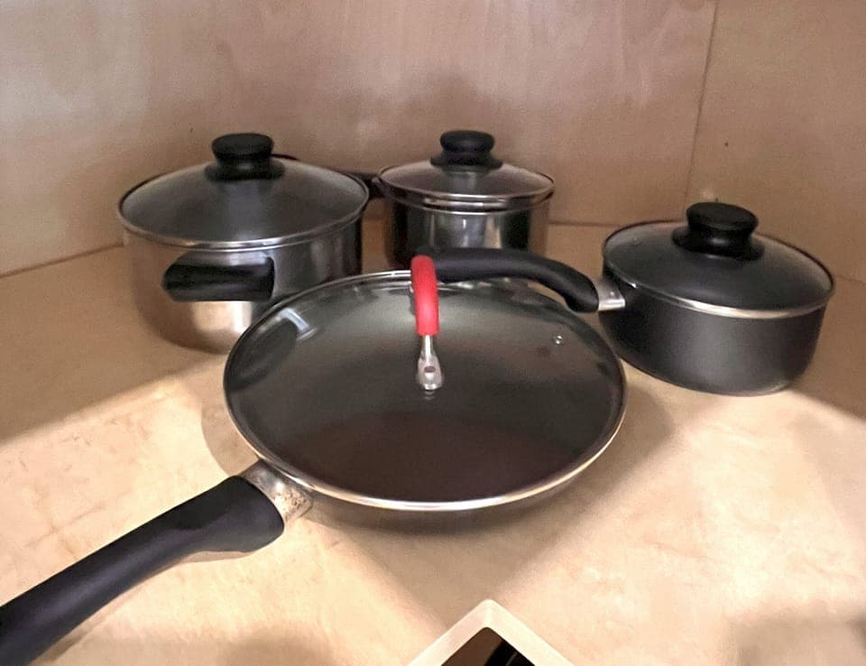 Full-size fridge, microwave, oven, stovetop