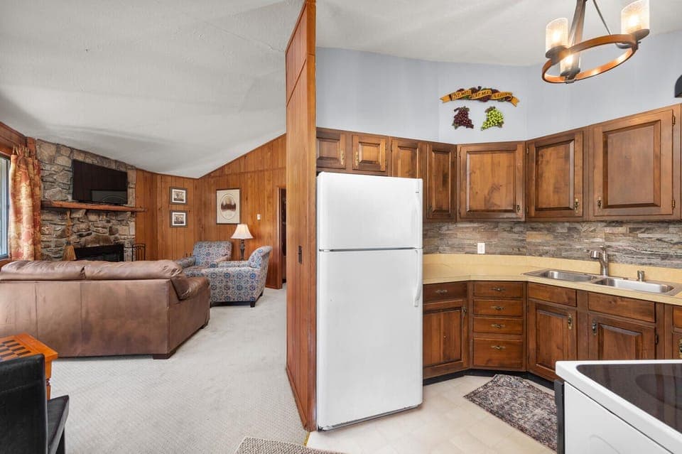 Kitchen-Den: Cornerstone Cabin at Springdale