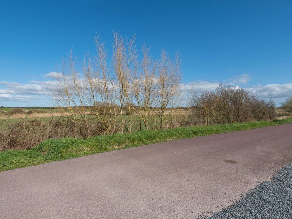 Water, Sky, Building, Azure, Mountain, Tree, Architecture, Body Of Water, Lake, Neighbourhood