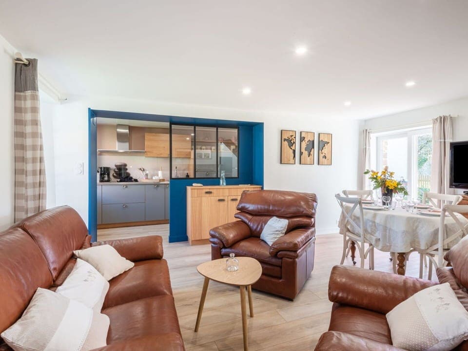 Water, Sky, Building, Azure, Mountain, Tree, Architecture, Body Of Water, Lake, Neighbourhood