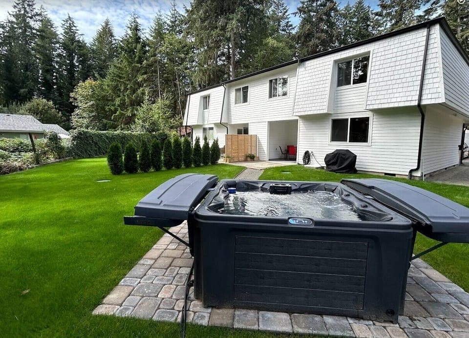 Brand new 4 person Hot Tub, perfect for a soak after a day of PNW adventures!