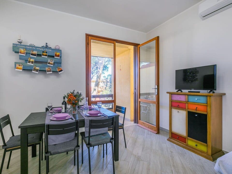 Building, Daytime, Property, Sky, Water, Plant, Window, Swimming Pool, Tree, Urban Design