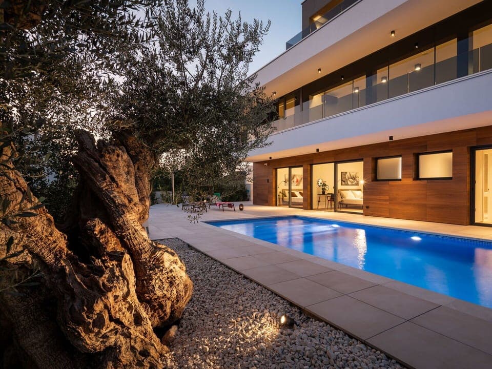 Water, Building, Sky, Plant, Window, Swimming Pool, Tree, Shade, Residential Area, Landscape