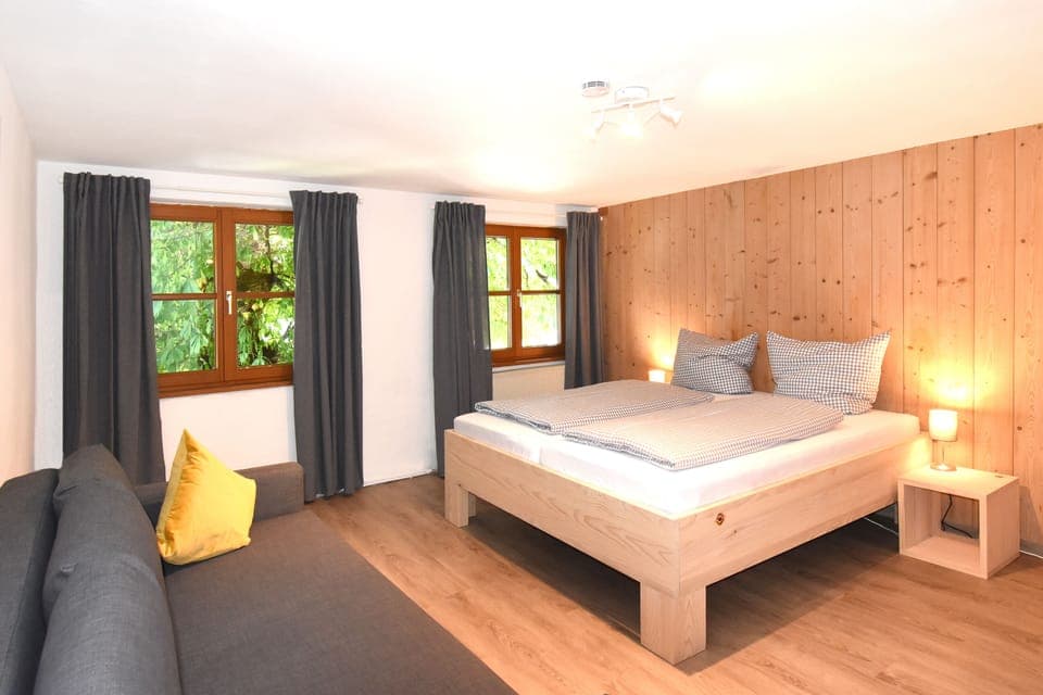 Suite | Free WiFi, bed sheets