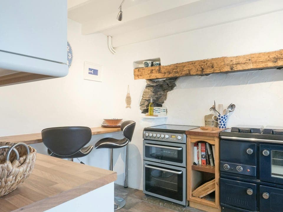 Kitchen with cooker and range, wooden beam, breakfast bar