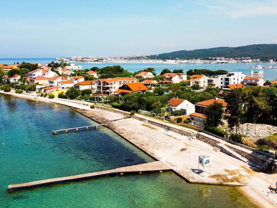 Water, Sky, Cloud, Building, Coastal And Oceanic Landforms, House, Boat, Horizon, Leisure