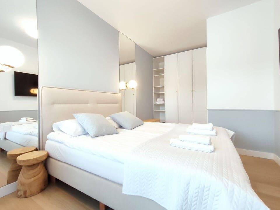 Water, Sky, Building, Plant, Property, Swimming Pool, Azure, Tree, Window, House