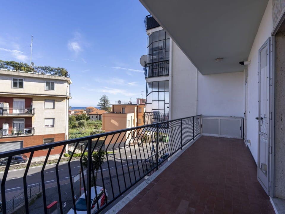 Water, Building, Cloud, Plant, Property, Daytime, Sky, Azure, Tree, House