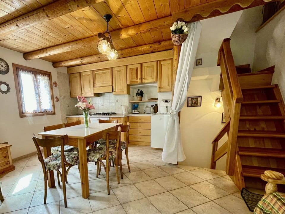 Plant, Table, Furniture, Property, Flowerpot, Building, Houseplant, Shade, Outdoor Furniture, Architecture