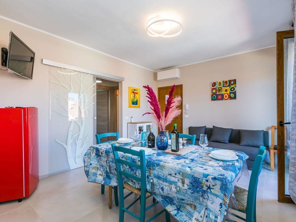 Plant, Sky, Cloud, Window, Building, Mountain, Highland, House, Tree, Land Lot