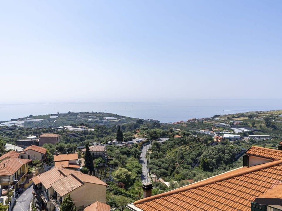 Cloud, Plant, Sky, Building, Daytime, Property, Window, Tree, House, Land Lot