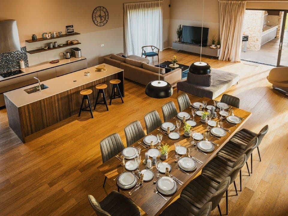 Table, Furniture, Property, Chair, Building, Couch, Wood, Lighting, Interior Design, Floor