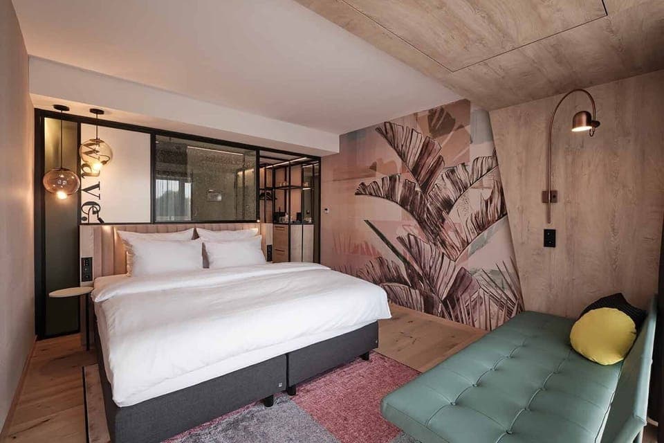 Comfort Room | Hypo-allergenic bedding, minibar, in-room safe, soundproofing