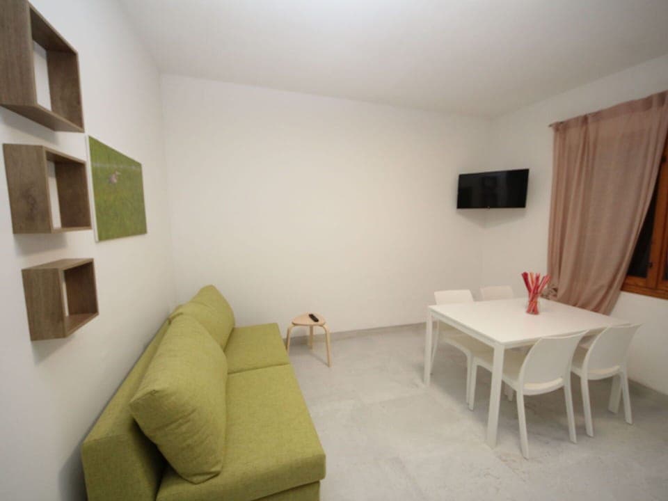 Building, Window, Comfort, Wood, Television, Living Room, Interior Design, House, Couch, Floor