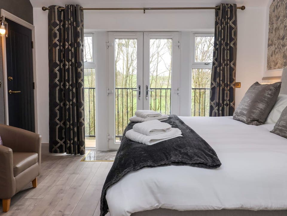 2 bedrooms, individually decorated, individually furnished, free WiFi