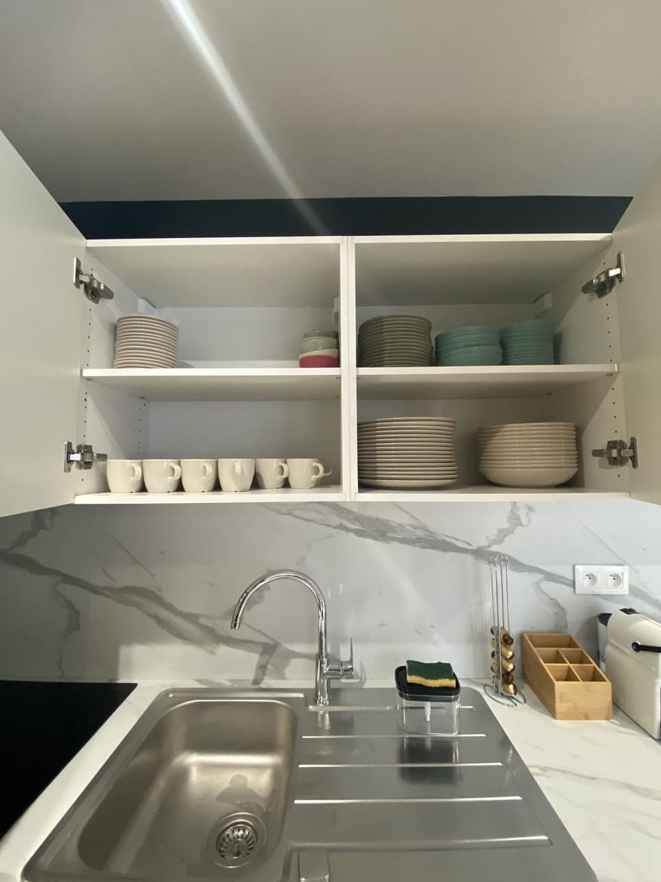 Design Townhome | Private kitchen | Full-size fridge, microwave, oven, stovetop