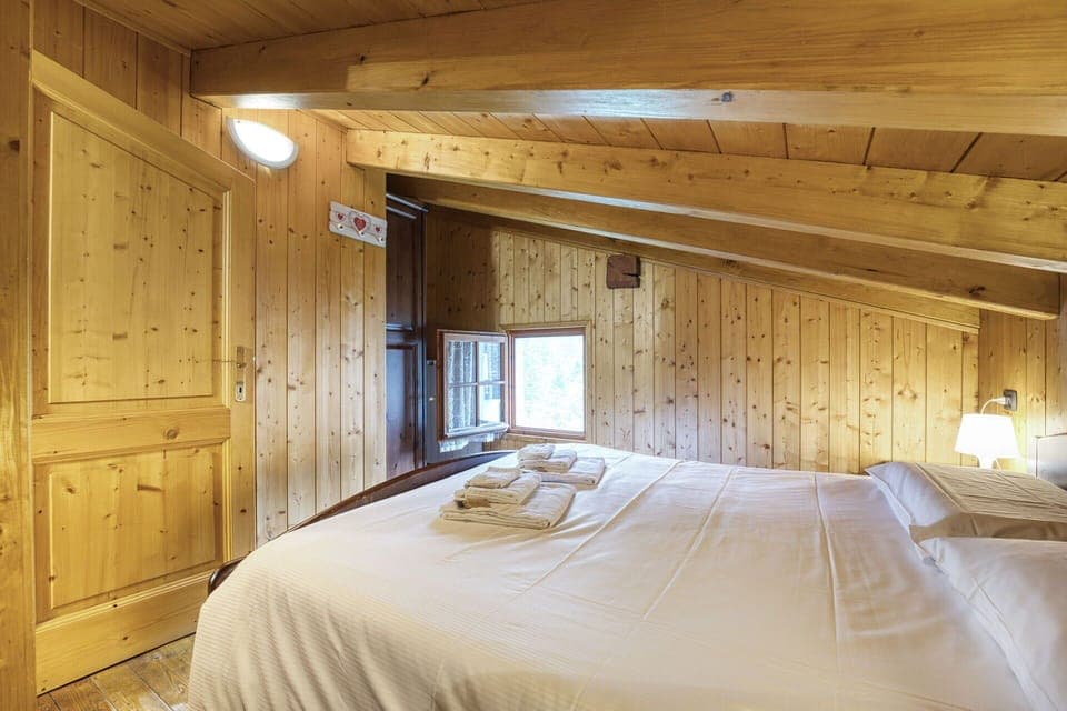 Furniture, Property, Building, Window, Comfort, Wood, Bed, Floor, Hardwood