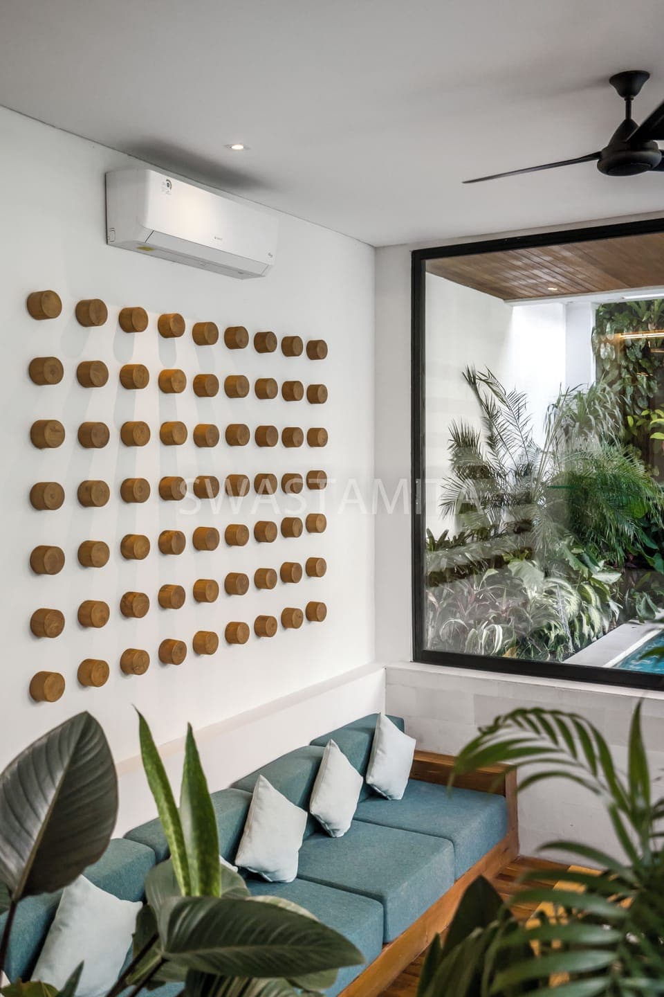 Living room with Balinese decoration and AC