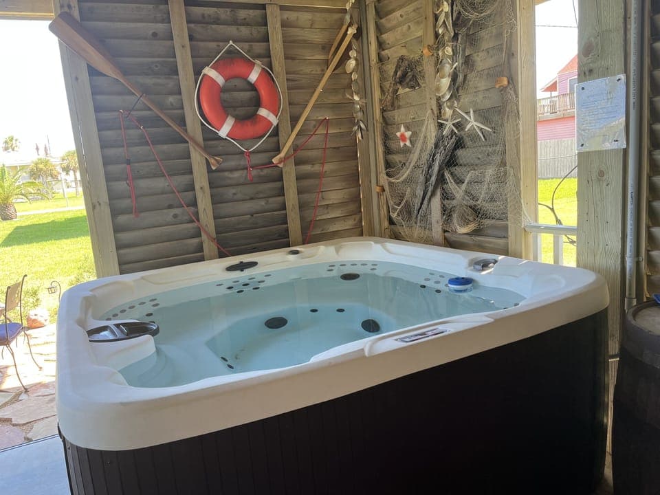 The whole family will enjoy the hot tub.😎