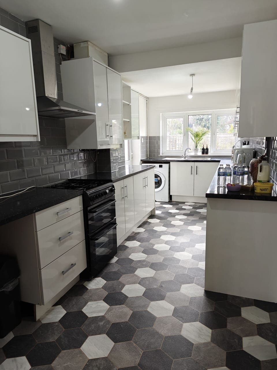 Kitchen: Oven, grill, stove, washing machine, microwave, toaster, kettle +