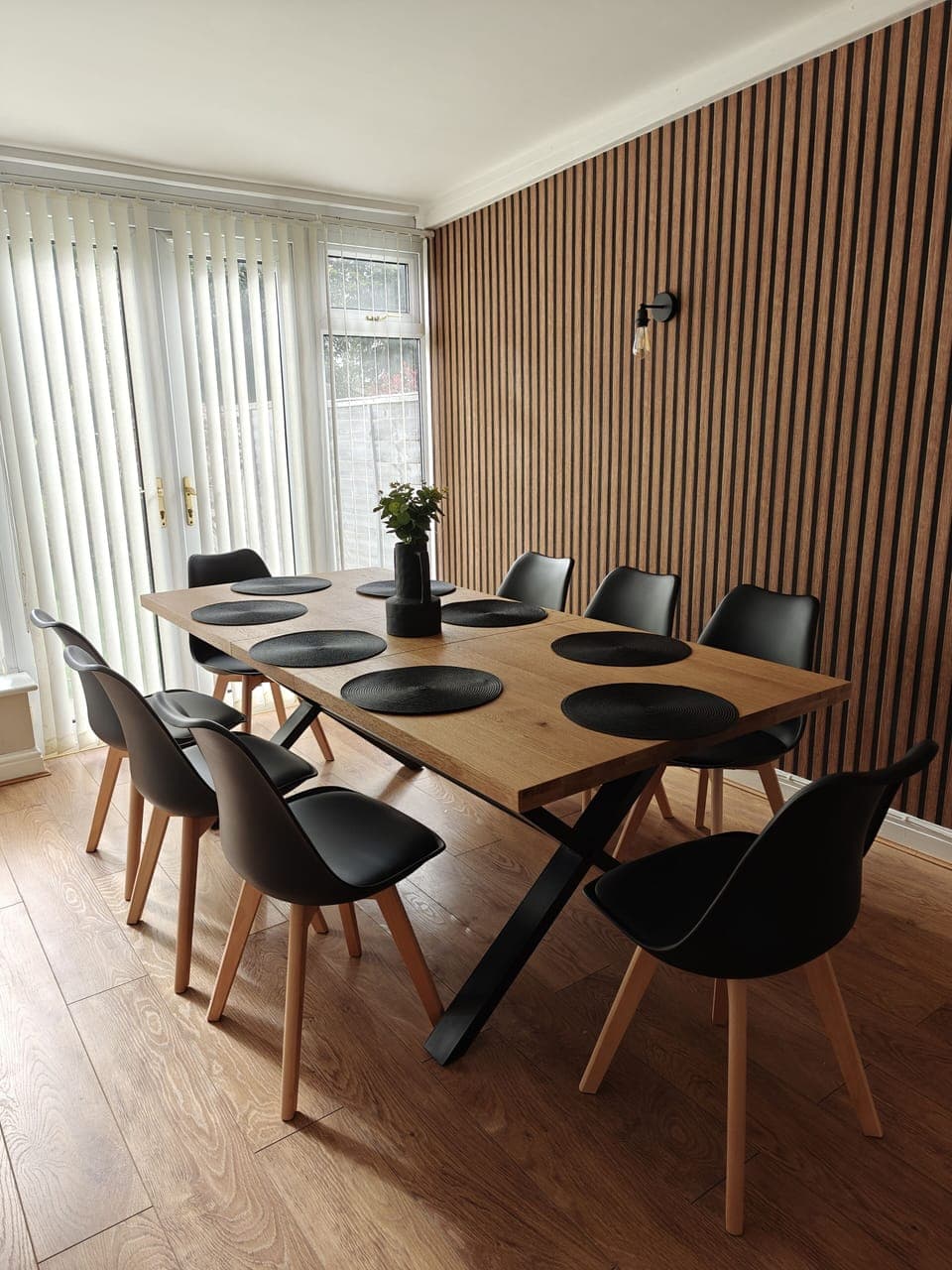 Wooden dining table - Extendable - Seats 6 to 8 - Enjoy food with a garden view 