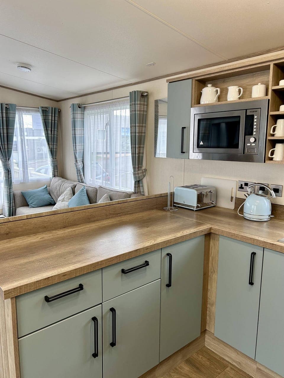 Cabin | Private kitchen | Fridge, microwave, oven, stovetop