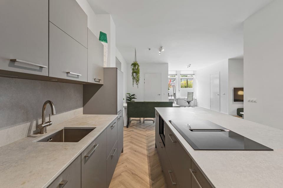 Bed en Koffie – Spacious apartment with fully equipped kitchen and cozy living area.
Bed en Koffie – Ruim appartement met volledig uitgeruste keuken en gezellige woonkamer.
Bed en Koffie – Geräumiges Apartment mit voll ausgestatteter Küche und gemütlichem Wohnbereich.