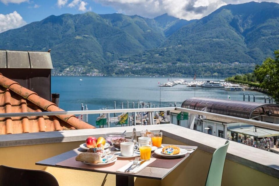Daily buffet breakfast (CHF 15 per person)