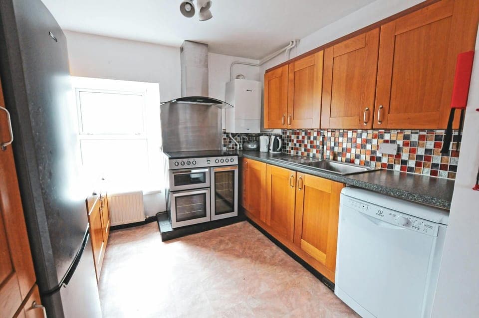 Oven, hob, sink, microwave, fridge, dishwasher