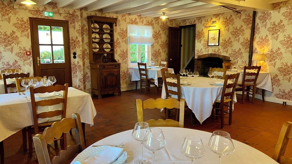 Breakfast, lunch and dinner served