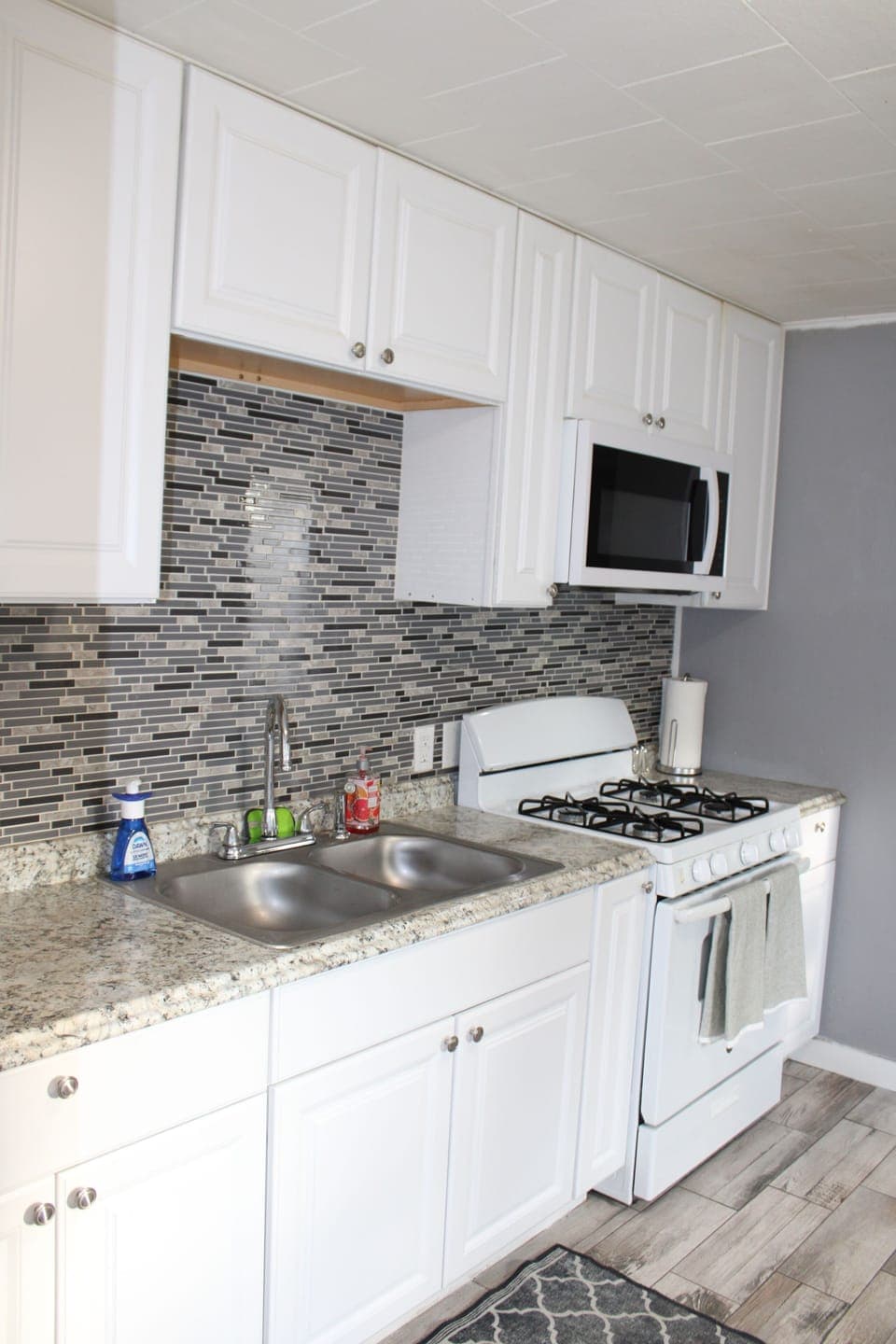 Fully stick kitchen for everyday essentials. Gas stove!