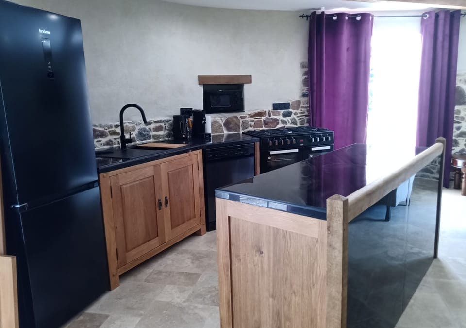 Royal Cottage | Private kitchen | Electric kettle, highchair