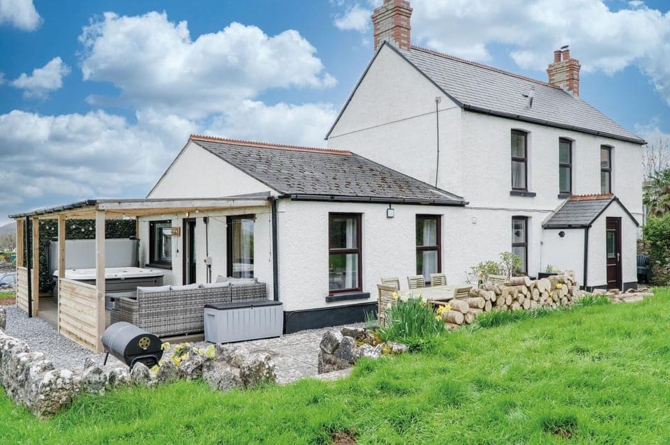 Hill House - 4 Bedroom Holiday Home - Llanrhidian (4916)