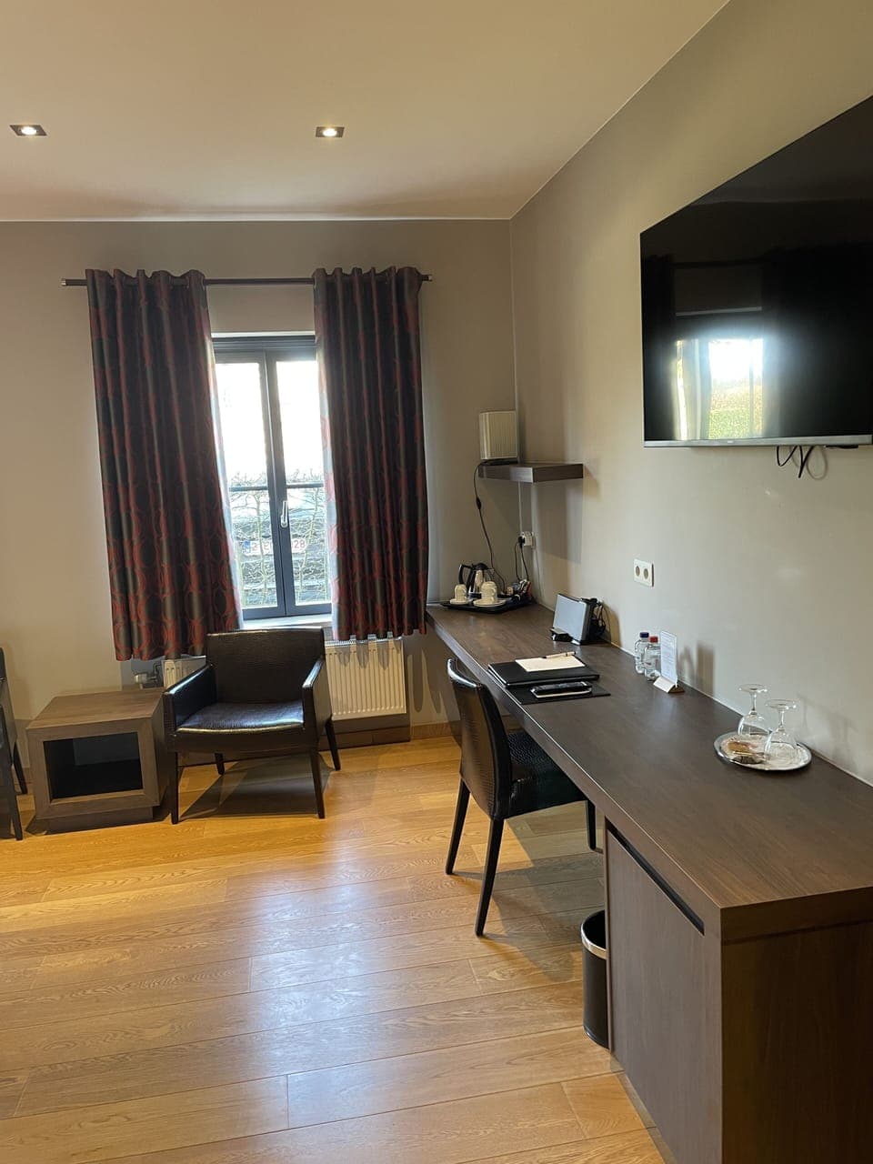 Deluxe Room | In-room safe, individually decorated, individually furnished, desk