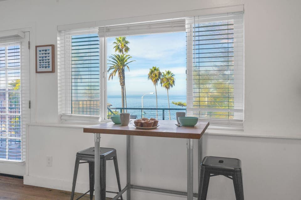 Breakfast seating for 2 with gorgeous ocean views