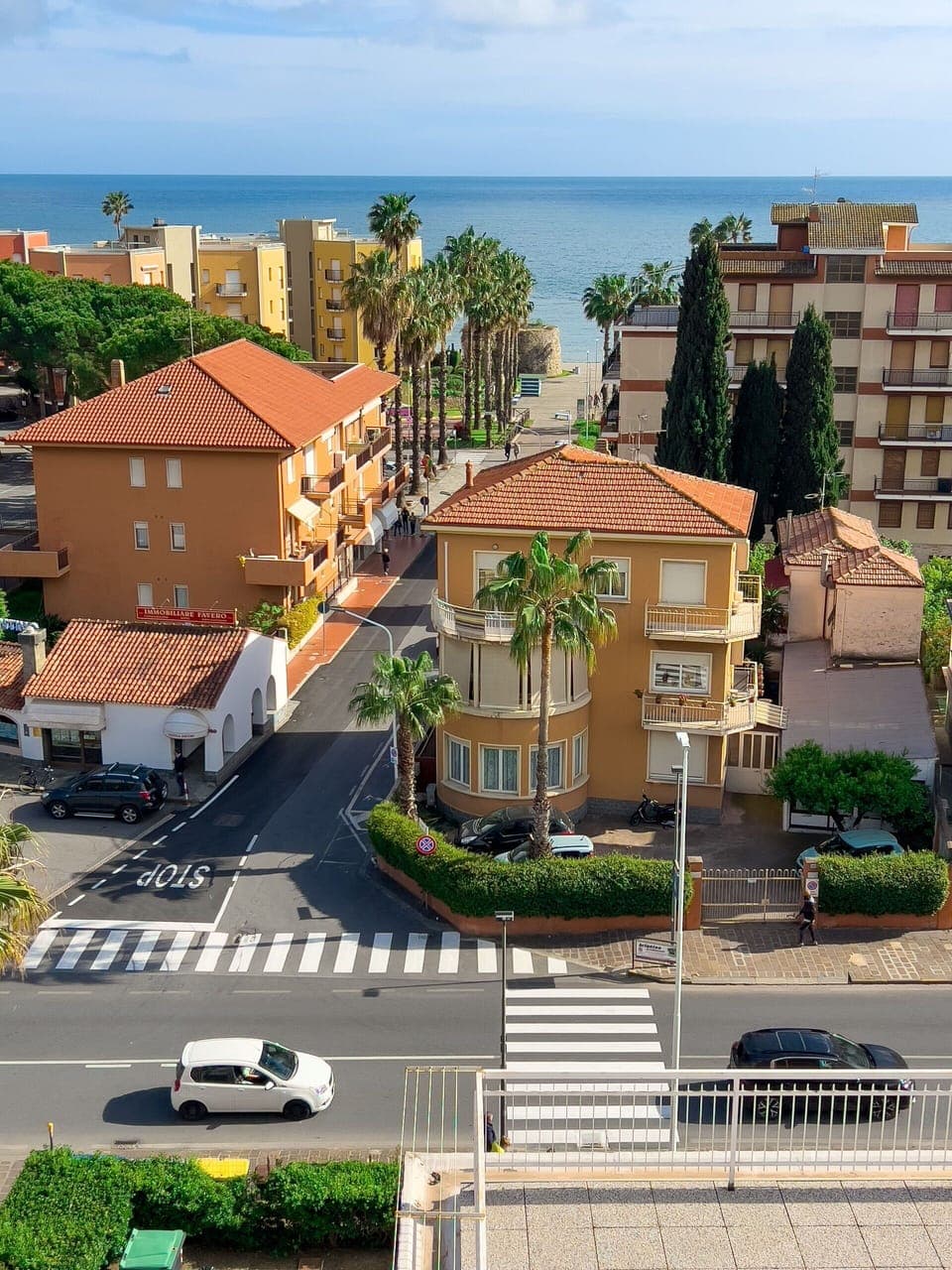 Building Exterior, Common Room, Scenic View
