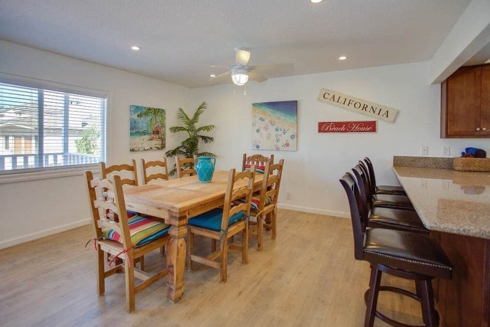 Upper unit's Living Room
                