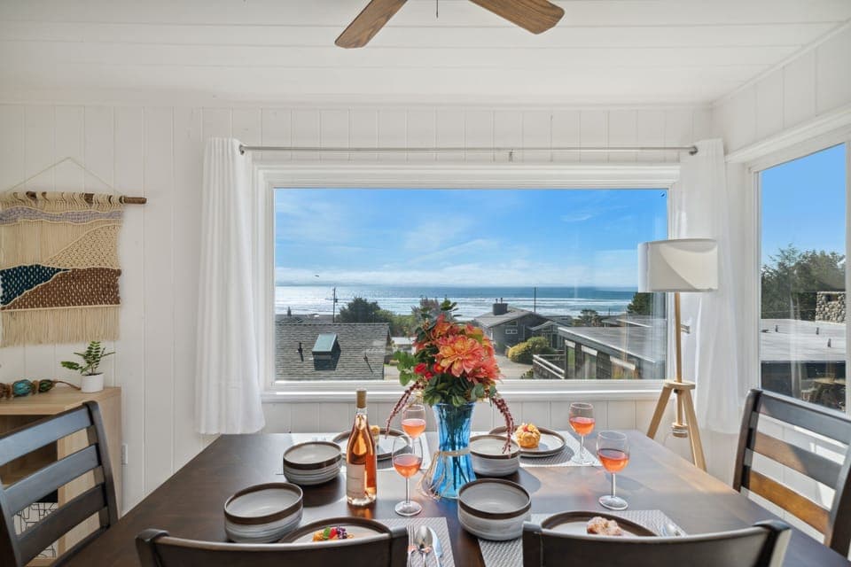 Dining are with ocean view and seating for 6 - Dining with ocean view with seating for 6