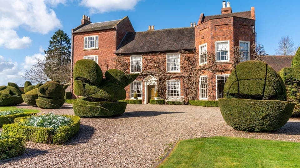Entrance and Topiary Garden, The Parsonage, Bolthole Retreats